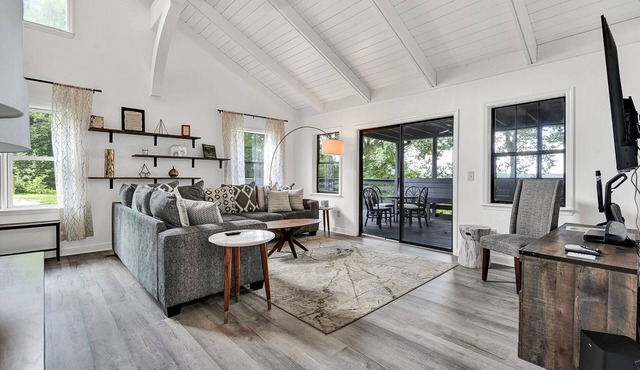 Weblon's Retreat - Incredible Bluff View and Peaceful Woods