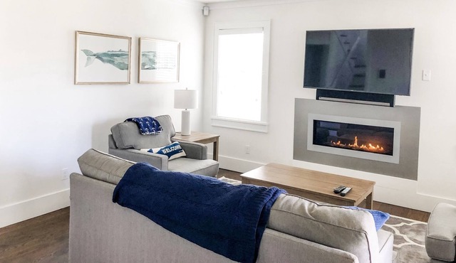 Wedding Dream Home! Walk to churches, venues, Town and the beach!