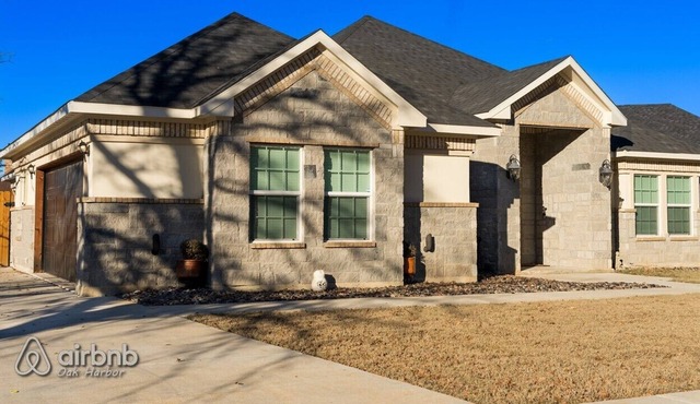 Wedding, family reunion, or family getaway! Brand new home minutes to Stockyards