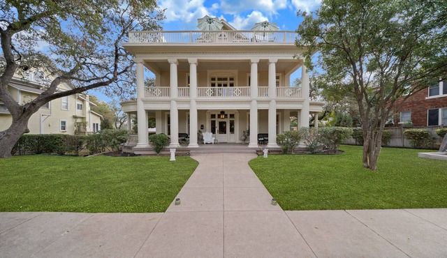 👰🏻🤵🏽Wedding Groups up to 20: 3-Story Mansion near Downtown 2 Balconies 💒