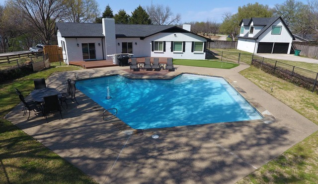Wedding Stays & Large Family Retreat - Huge Pool Near Lake Lewisville