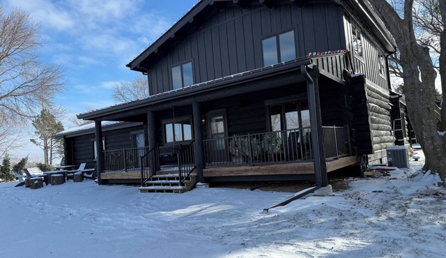 Wedding weekend and your next event place. 3-bedroom cabin on acreage in Elkhorn