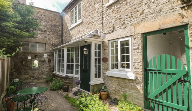 WEDGEWOOD COTTAGE, pet friendly, with open fire in Middleham