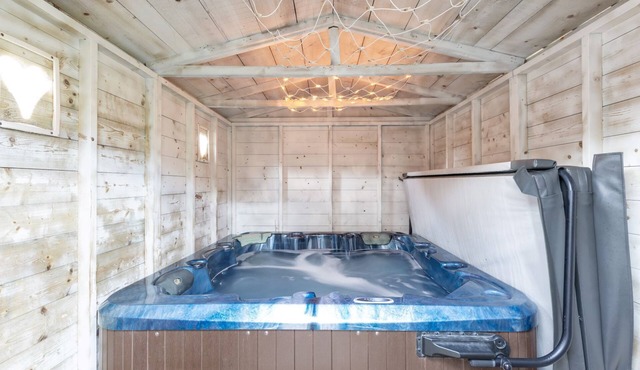 Wee Acorn Luxury Pod with private hot tub