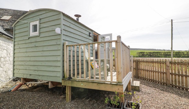 WEE BEACH HUT, romantic, country holiday cottage in Maidens