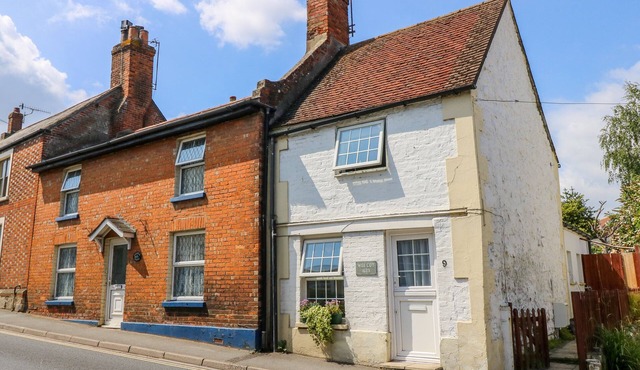 WEE COT, pet friendly, character holiday cottage in Brading