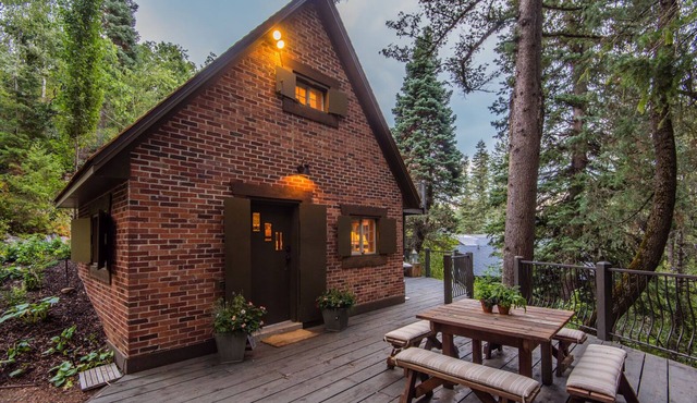 Wee Cottage- Unparalleled Charm, Tiny House, Enchanting Setting, Hot Tub