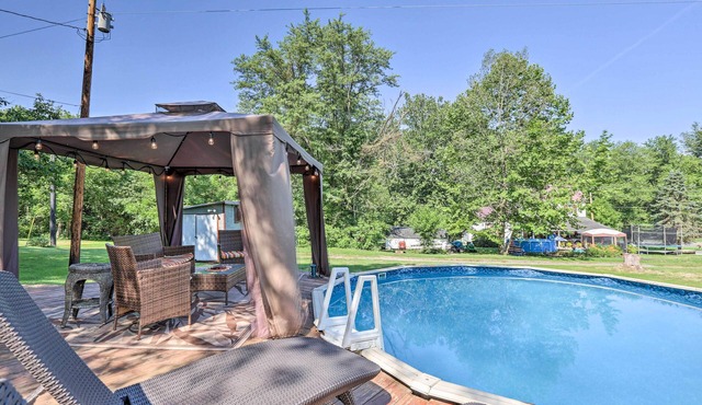 ‘Wee Humble Cottage’ w/Area Hunting + Canoeing!