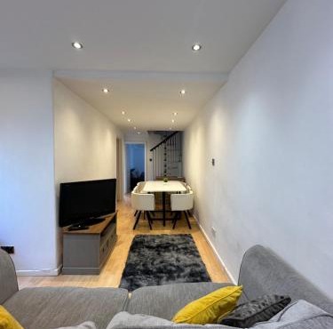 Week and Month Stays 3 Bed Flat and Cinema Room