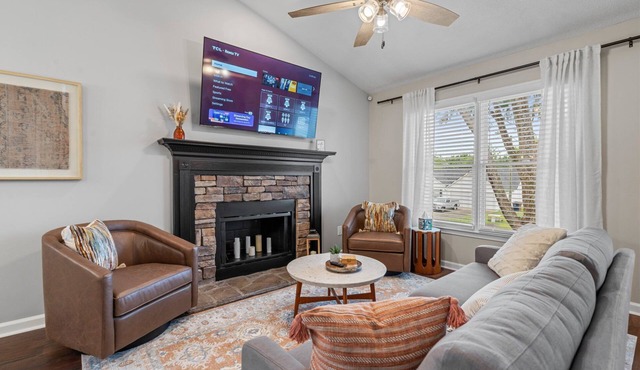 Weekday Savings! 3BR Stay Close to Downtown
