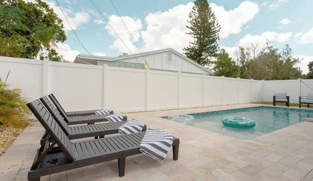 Weekday Spring Sale! Close to Downtown + Beaches! Sleeps 14 with a Pool