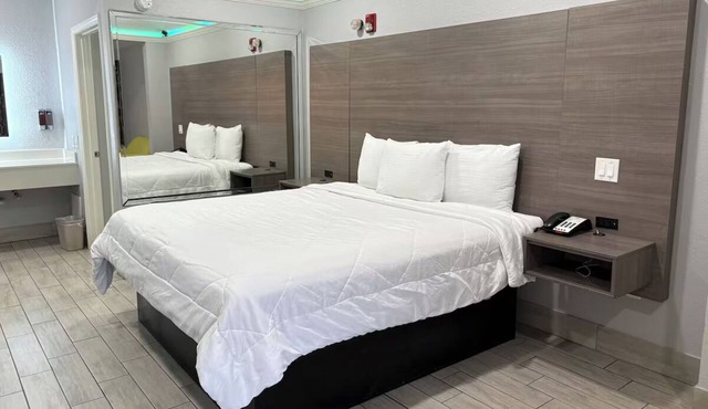 Weekend Fun HQ | Near Sam Houston Race Park | Dining & Parking | 2 Comfy Rooms