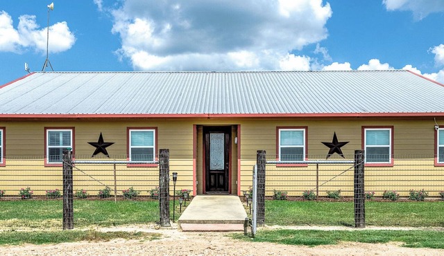 Weekend Getaway - Country Oasis Pool, Hot Tub, Texas Longhorns & Event Venue
