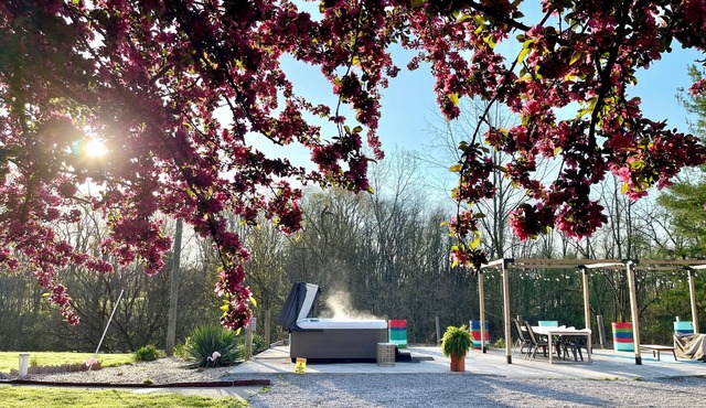 Weekend getaway with Hot Tub, pet friendly. 30 mins from Columbus.