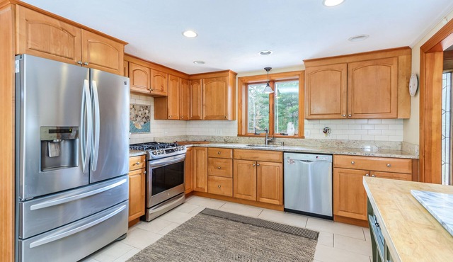 WEEKEND RENTALS IN JULY AVAILABLE Stunning 5Bd House w/Heated Salt Water Pool with Hot Tub & Outdoor Kitchen Area