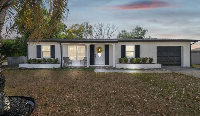Weeki Wachee Getaway | King Bed & Huge Yard