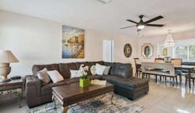 Weeki Wachee Getaway | King Suite Huge Yard
