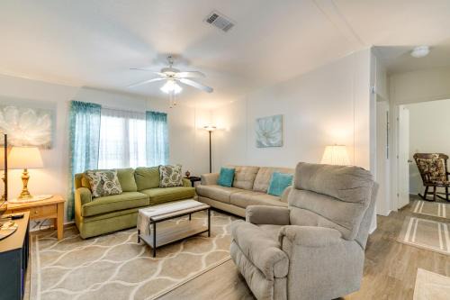 Weeki Wachee Home w/Fire Pit: 13 Mi to Ocean!
