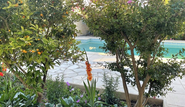 Weekly rental of tourist accommodation *, air conditioning, swimming pool, private parking