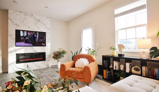 ~Weekly 15% OFF~ Modern Charm w/Luxury Beds, Fireplace, Workspace