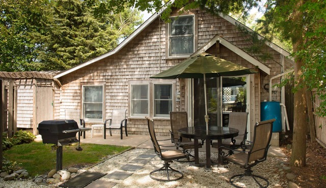Weekly and Monthly Rental Available in Cozy, Backyard Cottage