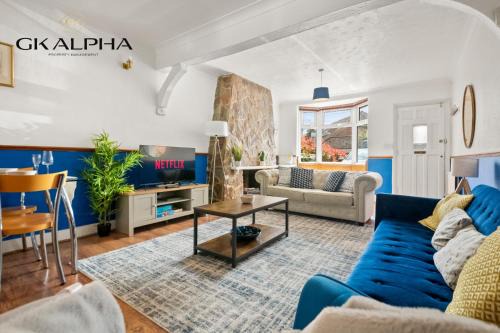 WEEKLY AND MONTHLY STAY DEALS - Heartwarming Windsor Cottage with Free Parking, Perfect for Contractor and Relocators Long Term Stays!