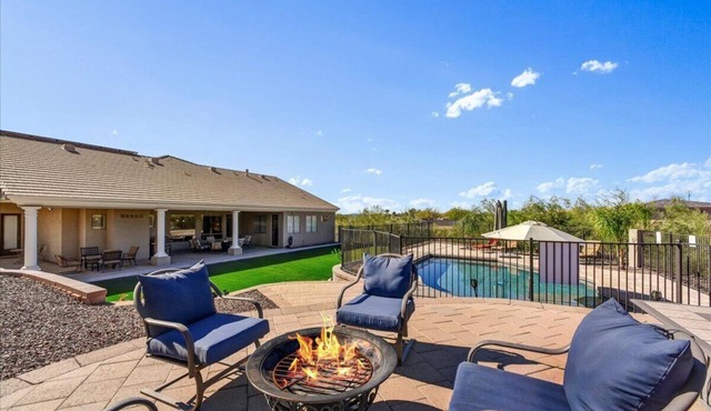 WEEKLY DISCOUNTS! Resort Style Executive Home On 1.25 Acres