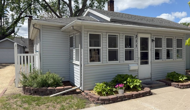 WEEKLY & MONTHLY DISCOUNTS! - Lake City Cottage - one block to the beach!
