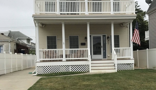 Weekly summer rental 1 block from beach with beach locker