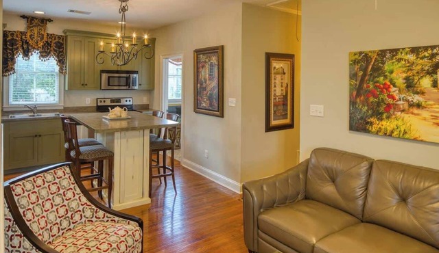 WEEKNIGHT DISCOUNTS! Charming Carriage House w private Garage Parking!