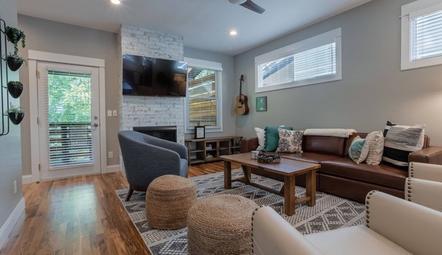 Weeping Willow | Upscale Retreat for Friends or Family | Hot Tub and Close to Downtown!