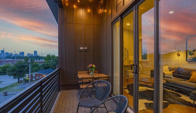 WeHo 3 Story Townhome 2 of 4 w/Balcony WALKABLE! 8 mins drive to BRDWY!