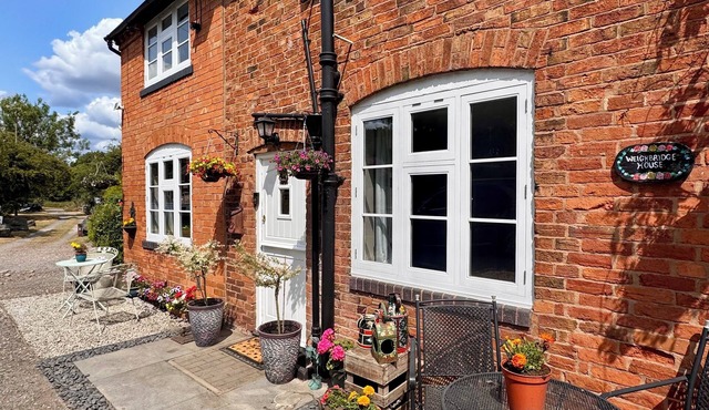 Weighbridge House – 4-Bedroom Canal-Side Cottage in Tardebigge