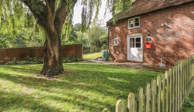 WEIR COTTAGE, pet friendly, with a garden in Hollingbourne