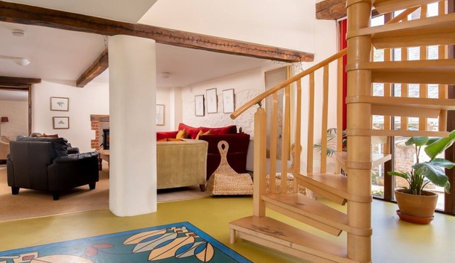 Weirmarsh Big Barn. Large barn conversion with large hot tub and games room.