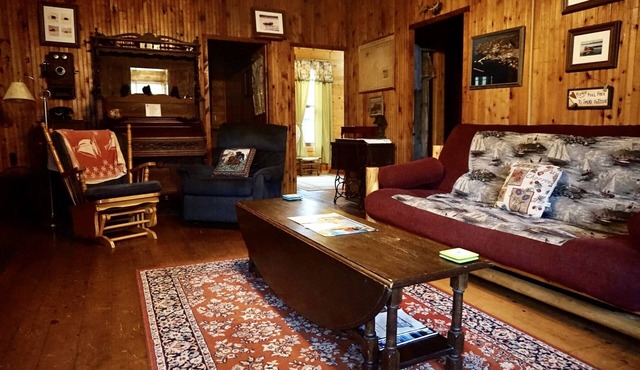 Weisel Cabin - Nostalgic Cabin located within walking distance of Downtown La Pointe!