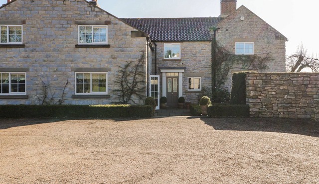 WELBURN GRANGE FARM, pet friendly, with open fire in Kirkbymoorside