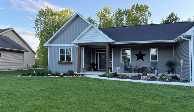 Welcome 2026 EAA travelers! Charming 3-bedroom house in Oshkosh with WiFi, AC