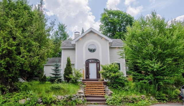 Welcome to our charming cottage in Saint-Adolphe-d'Howard!