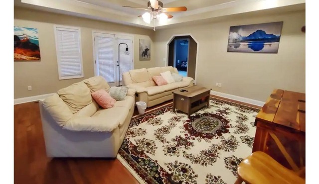 Welcome! Calm, Comfortable home NOT on busy Smith Lake (but close!)