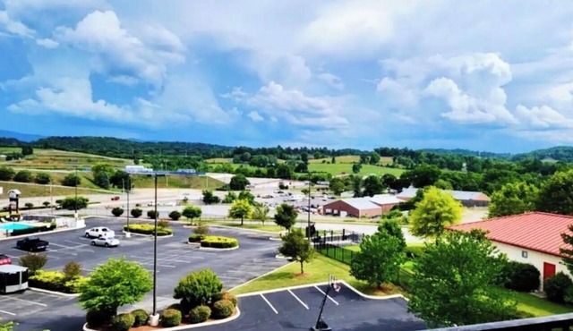 Welcome Friends to our Spacious BMS/Mtn View 2bd/2ba Condo with pool/HT@ Bristol