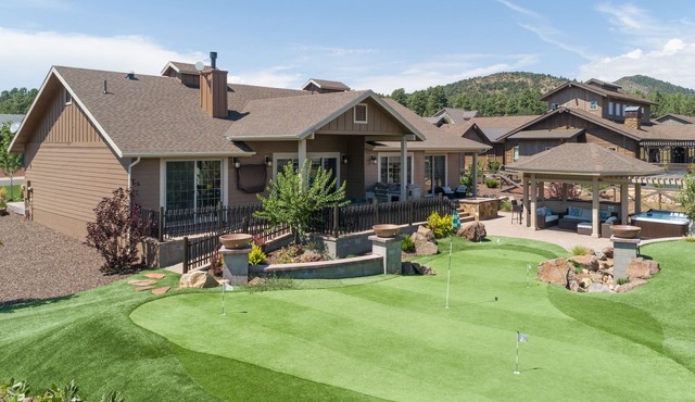 Welcome Getaway! 4 bedroom house complete with your own putting green!