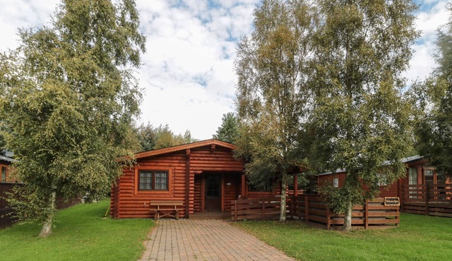 WELCOME HJEM LOG CABIN, pet friendly, with hot tub in Felton