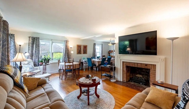 Welcome Home: Comfortable Home for Families, Pets, Remote Workers