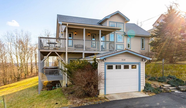 Welcome Home - Great View, Hot Tub, Foosball Table, Fire Pit, 15 minutes to Boone!