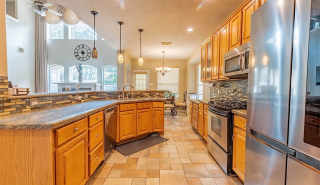 Welcome Insurance Stays! Charming 4-bedroom house with Heated Pool.