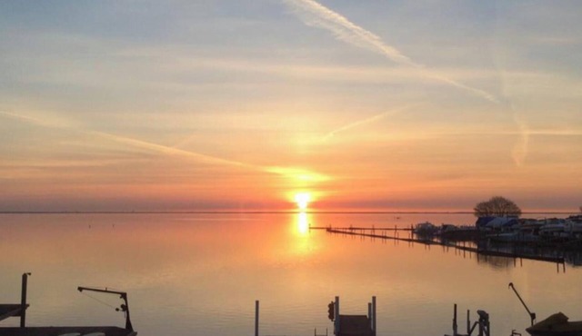 Welcome Lake Lovers, Beautiful Waterfront Home!