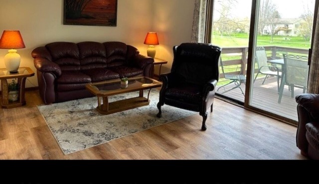 Welcome! Living rm, Family rm, 2 Bathrm w/shower