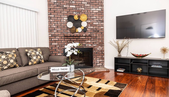 Welcome. Relax, Enjoy, 3 bedrooms/2 bathrooms Duplex, Close to Everything