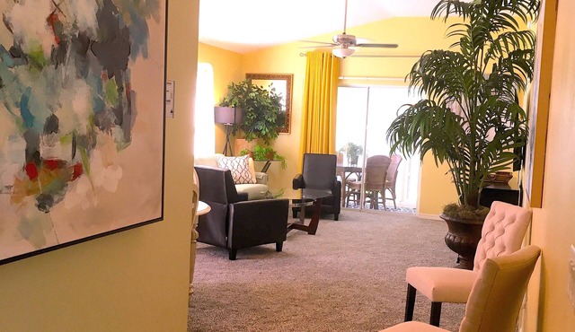 Welcome Small DOGS. ELEGANT Villa, GOLF CART, Walk to Sumter Square, sleep 6
